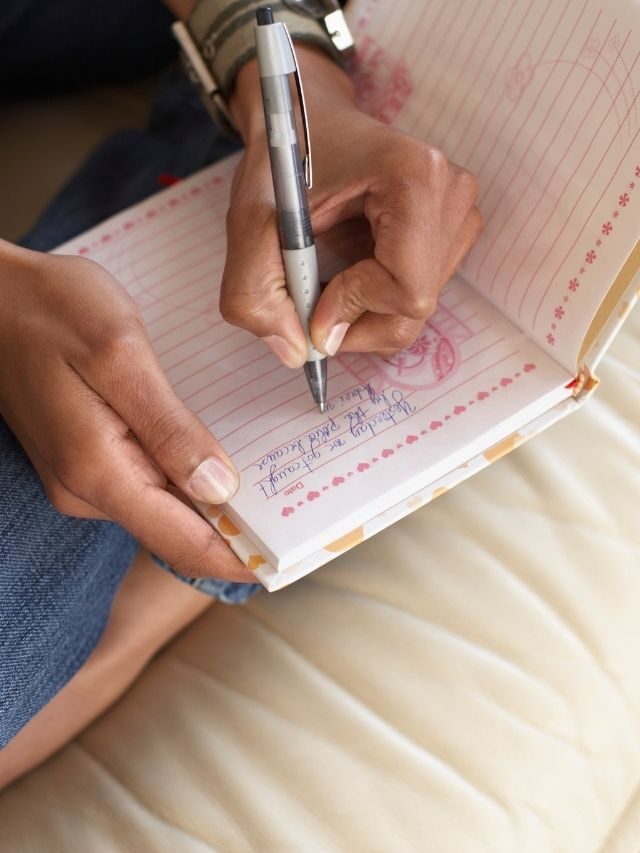 Feeling Stuck? Try These 14 Creative Things to Write In a Journal Story